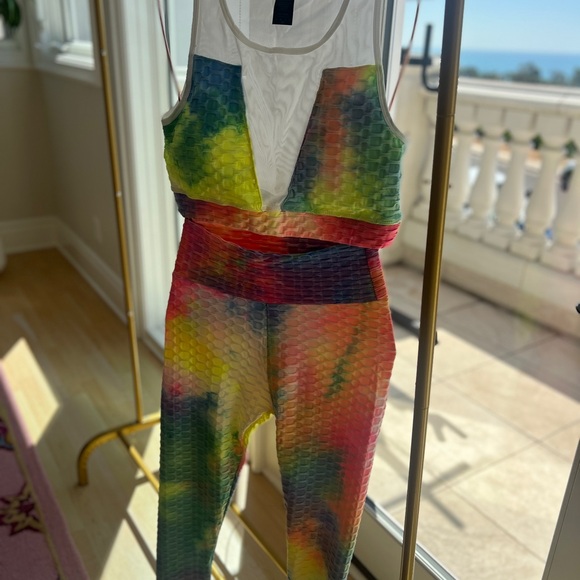 Colorful two-piece scrunch butt legging set size medium. - Picture 4 of 6